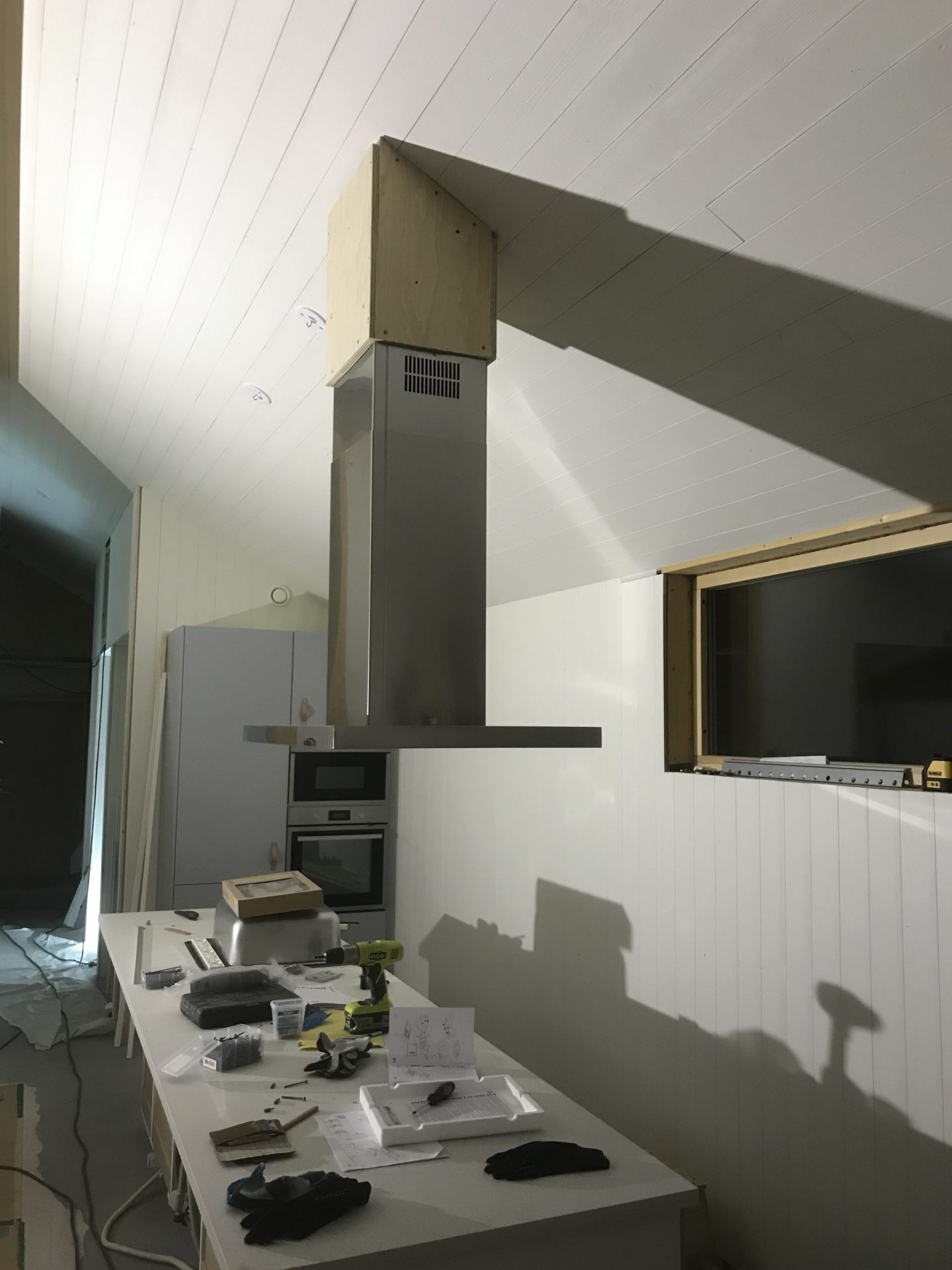 Montering av köksfläkt i snedtak - HIMMELFJALL.NU